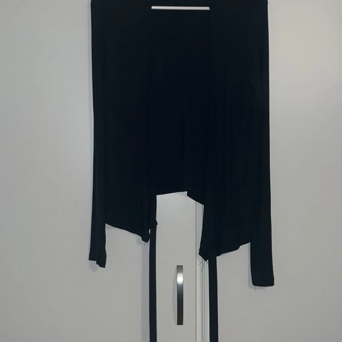 Svart kofta med knytband från 157