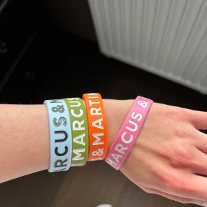 Färgglada armband Marcus & Martinus - Säljer mina 4 Marcus och Martinus armband för att jag inte använder dem. Den rosa är lite större än den andra ! säljer alla för 50kr+ frakt
