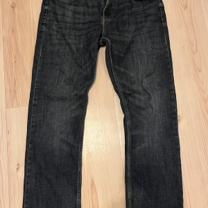 Mörkblå jeans från Hampton Republic - Säljer ett par klassiska mörkblå jeans från Hampton Republic med regular fit. Jeansen har raka ben och kontrastsömmar. Perfekta för en stilren och avslappnad look.