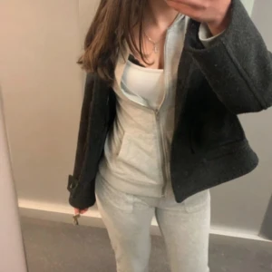 Juciy Couture  - Säljer mina juciy couture byxor eftersom de inte kommer till användning ordinarie pris ungefär  1000kr men säljer för 600kr (inga täcken på användning) men pristet är diskuterbart 💕 