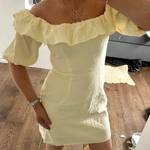 H&M klänning - säljer denna otroliga och virala H&M klänningen som går att ha både off shoulder eller på axlarna💛💛🙌🏼❤️‍🔥🤩🥹 Storlek 36 men passar mig med XS så liten i storlek, snarare 34! såå bra skick!!