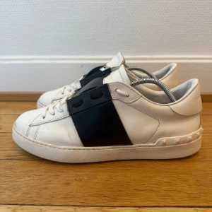 Valentino open sneakers - Säljer nu dessa fina valentino skor | Storlek 41 | Väldigt fint skick | Kvitto ingår också som intygar äktheten | Hör gärna av er vid frågor eller funderingar 😊
