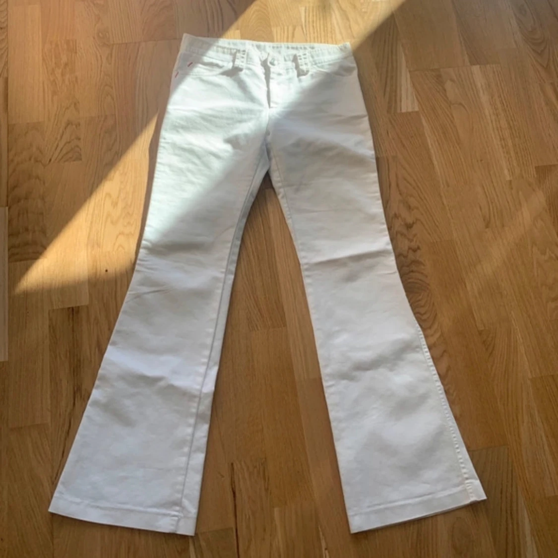 Vita bootcut jeans från Tobacco