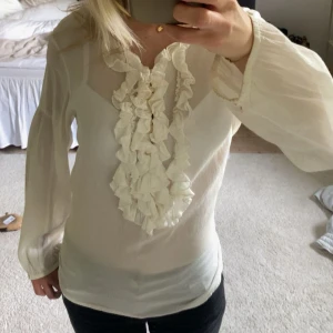 Blus med volanger - Supersnygg blus med volanger💕💕