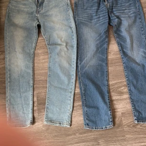 Två par klassiska Levis jeans - Säljer två par Levis jeans i olika blå nyanser. Har aldrig använts, båda är i storlek 31/32. Säljer antingen 1 för 400 eller båda för 700.