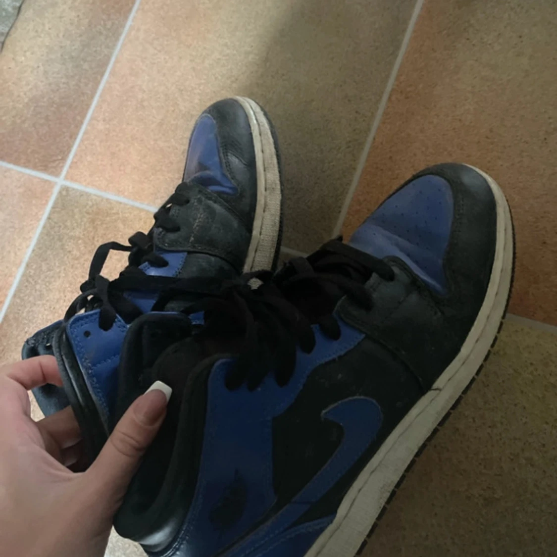 Nike Air Jordan 1 Retro High OG blå och svarta sneakers