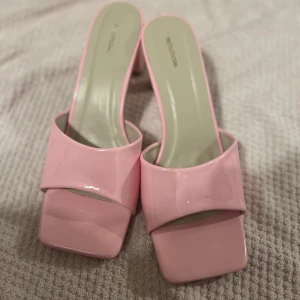 Rosa klackskor  - Super fina rosa klackskor🌸 har någon liten fläck men som man knappt ser🌸 som är från prettylittlthing, super lätta att gå i  om man vill ha som vardaglig eller fest 