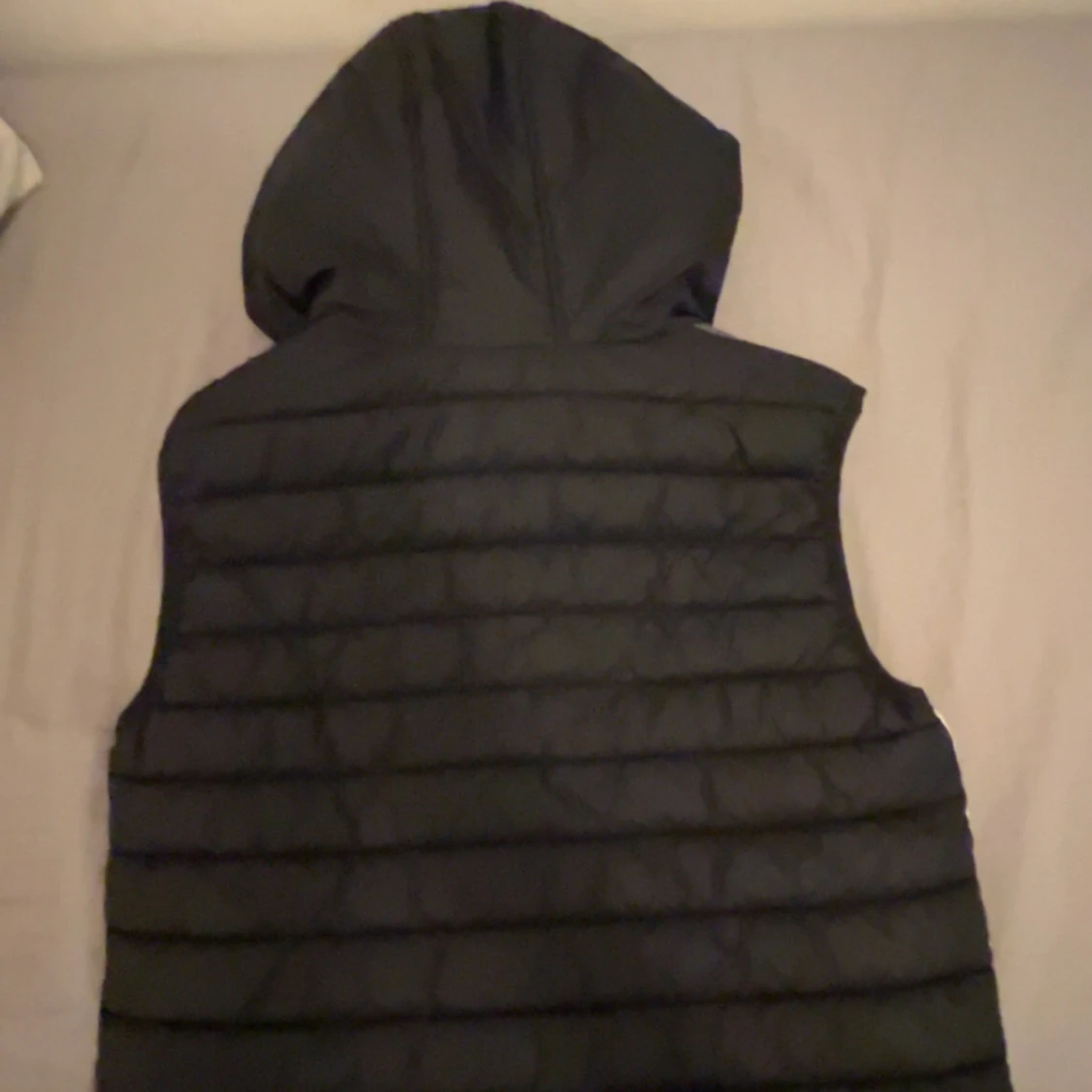 Svart och grå dunväst med huva från McKenzie - 3