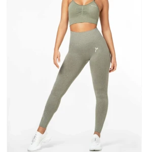 Olivgröna seamless tights - Snygga olivgröna seamless tights från Famme med hög midja och scrunch bak. Stretchig och skönt material. Slutsålda & aldrig använda 