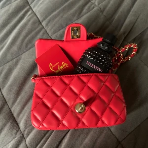 Handväska - Jättesöt CC inspirerad handväska i fint skick. Väskan är av bra kvalitet. Hör av er vid funderingar 😊