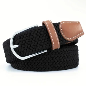 Svart flätat bälte med bruna skinn-detaljer - Snyggt svart flätat bälte med bruna skinn-detaljer och silverspänne. Perfekt accessoar för att lyfta din outfit. Bältet har en klassisk design med kontrastsömmar på skinnet och passar till många olika stilar.