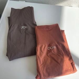 Två seamless tights från Drop of Mindfulness - Två träningstights från Drops of Mindfulness, storlek S/M. De bruna mer använda men båda i bra skick! Båda för 150kr ett par för 80kr