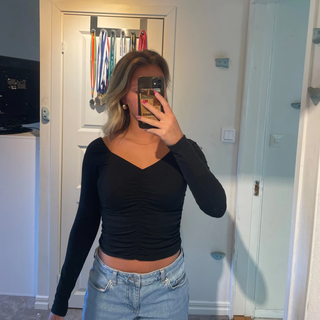 Svart croppad långärmad topp med v-ringning