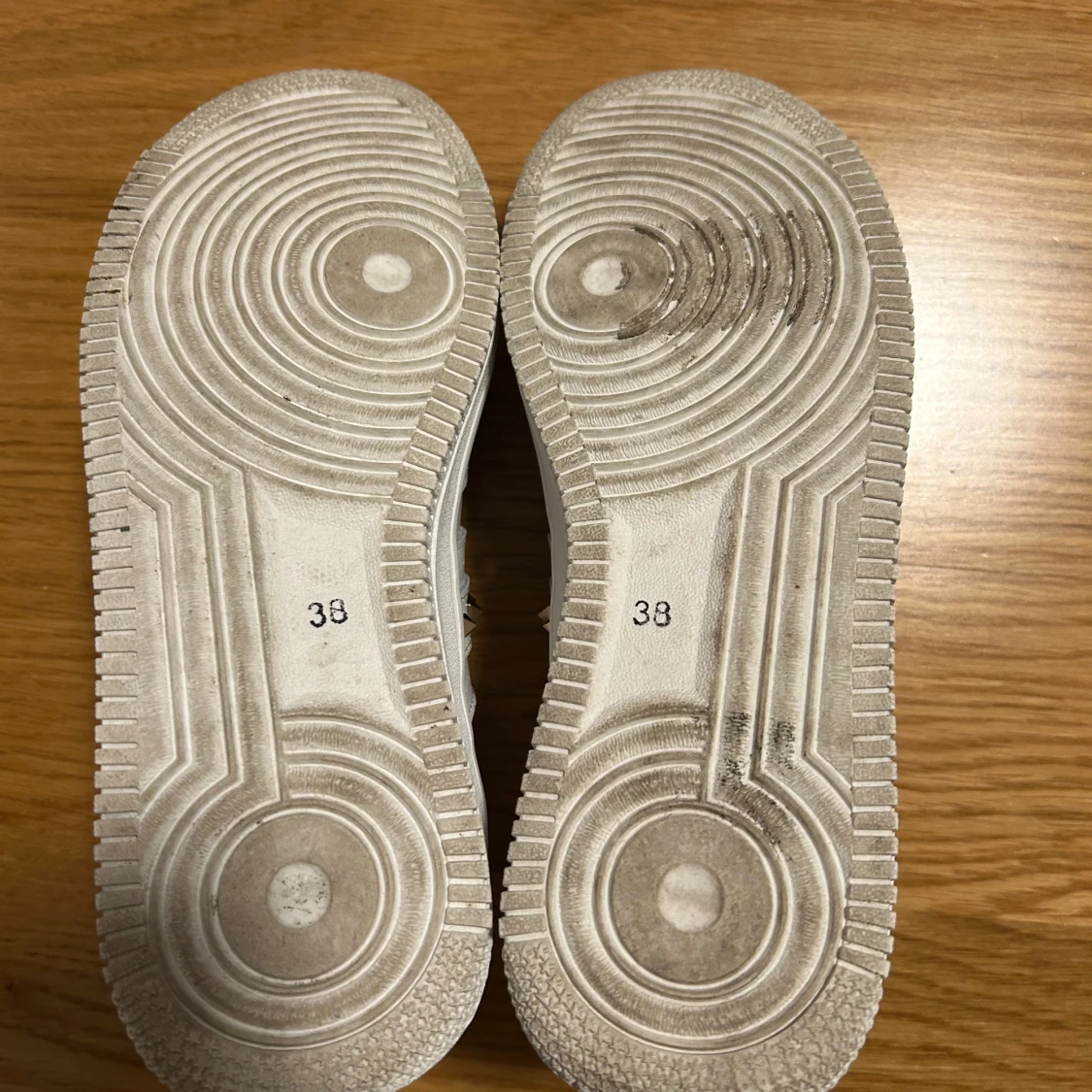 Vita sneakers med gulddetaljer från Sofie Schnoor - 3