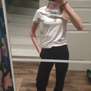 Svarta kostymbyxor  - Säljer ett par jättefina svarta kostymbyxor byxor, dom är hög midjade och bekväma.