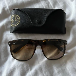 Ray-Ban Boyfriend  - Säljer ett par sköna RB4147 brillor! | Mycket fint skick, har något minimalt tecken på användning! | Kommer med fodral! | Standard storlek 60:15 | Ställ gärna frågor innan du köper!