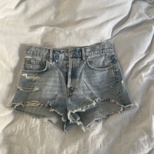 jeansshorts från Zara - Säljer ett par jättefina ljusblå jeansshorts från Zara, nyskick då det knappt är använda. Storlek M🤗🤗