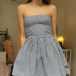 Rutig klänning - Så fin rutig klänning utan axelband med puffig ballongkjol🥰💕💕💕 