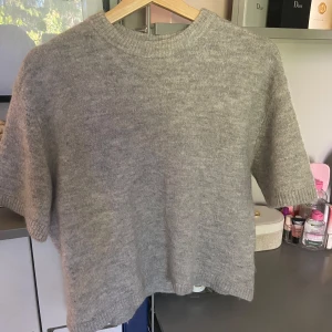 Grå stickad kortärmad tröja - Grå stickad tröja med korta ärmar och rund hals❤️