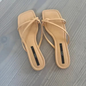Beige sandaler från Zara - Säljer ett par stilrena beige sandaler från Zara med fyrkantig tå och tunna remmar. Typ aldrig använda 