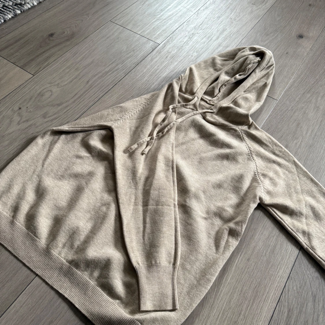 Beige stickad hoodie - 1