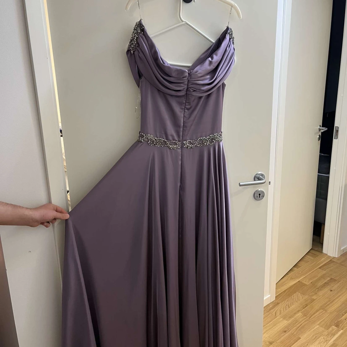 Ljuslila långklänning med glittriga detaljer - 4
