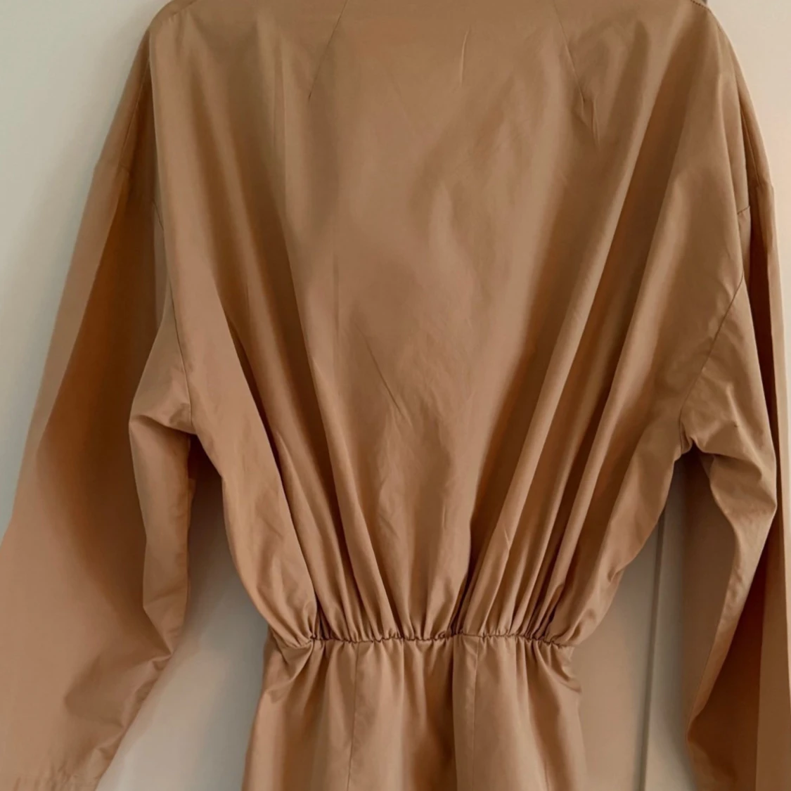 Beige omlottklänning från Stylein - 3