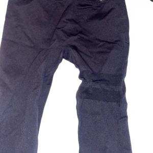 Svarta träningstights från Stronger - Säljer ett par svarta träningstights från Stronger i storlek medium. De har bred, ribbad midja och är tillverkade i ett stretchigt material som sitter skönt på kroppen. Perfekta för gymmet eller löprundan.