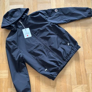 M0ncler sommar/vind/regn jacka - Snygg casual M0ncler jacka, perfekt för sommaren, storlek L, finns oxå samma i M om så önskas, skickas samma dag som köp.