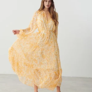 Gul långklänning Gina - Super fin gul/orange långklänning från GinaTricot i storlek S. Aldrig använd 