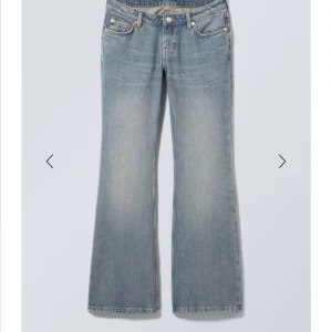 Nova bootcut jeans weekday - Nova bootcut jeans i färgen trove blue 25/34, dock ganska slitna där nere då de är lite för långa för mig 