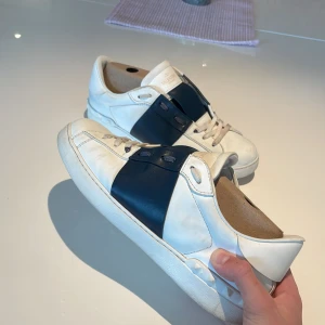 Valentino open - Säljer ett par mörkblå Valentino open i storlek 42 men passar 43. Skorna har inga defekter, du får med endast dustbag. Byten är väldigt intressanta!😊