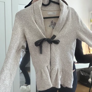 Beige mönstrad cardigan jacka med knyt - Säljer en beige tröja  från Odd Molly. 