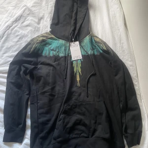 Marcelo Burlon hoodie - Tjena, säljer en riktigt snygg Marcelo burlon hoodie som jag rekommenderar starkt nu inför sommaren. DM vid intresse (pris går att diskuteras)