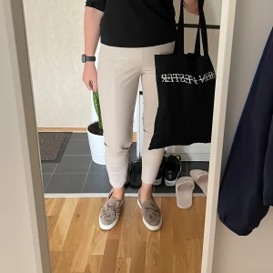 Beige Zara leggings i skinnimitation. Nyskick - •Byxorna har en modern silhuett som passar perfekt för både vardag och fest. •Storlek M. •Använda 2 gånger, mycket bra skick. Ingenting att anmärka på. Tvättade. •Etiketten är bortklippt. •Djurfritt och rökfritt hem.