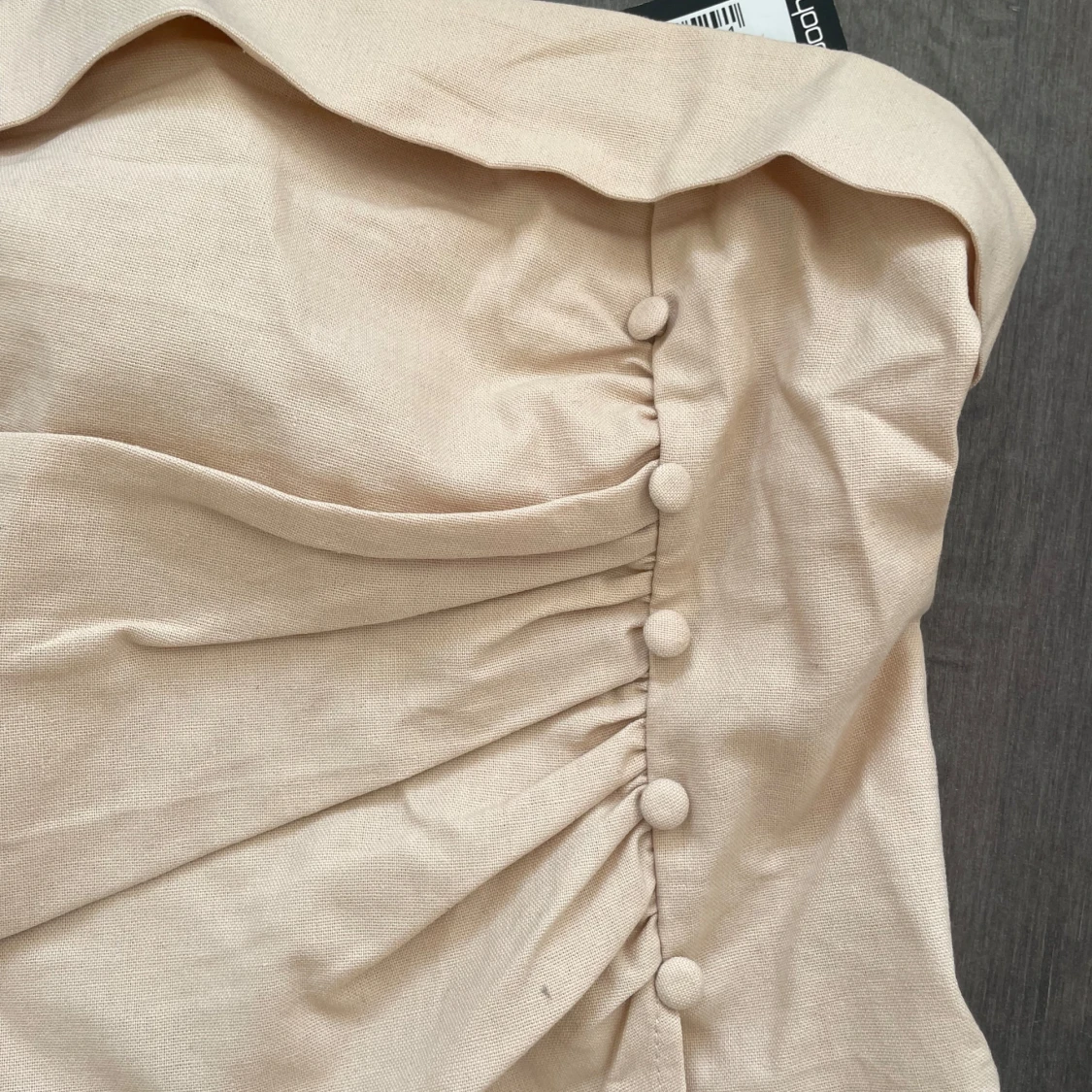 Champagnefärgad axelbandslös klänning från Boohoo - 1