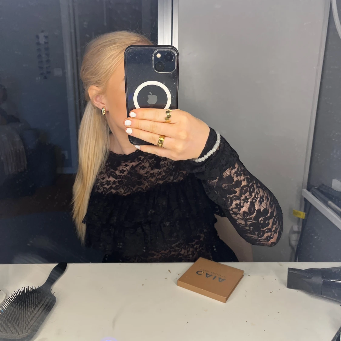 Svart spetstopp med volang