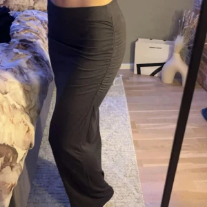 Grå långkjol med tight passform - Säljer en grå långkjol från Gina Tricot i bra skick är 164 och den är jättebra i längden (säljer bara via Instabox)💕