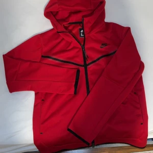 Röd Nike tech fleece  - Röd Nike tech fleece helt ny använd en gång 