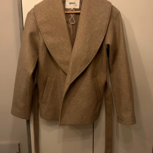 Kort kappa - Kort kappa i beige från only helt nytt skick använd en gång, sitter jätte fint passar Xs, s 