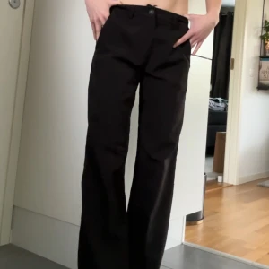 Svarta kostymbyxor - Svarta kostymbyxor köpta på Chelsea i Göteborg 🖤Säljer då de är för långa för mig