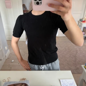 Kortärmad stickad tröja - Fin tröja från saint tropez i bra skick! Tryck gärna på köp nu 💗