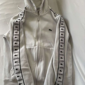 Lacoste tröja - Tröjan är i jättefint skick vid fler frågor kontakta mig. Storlek S