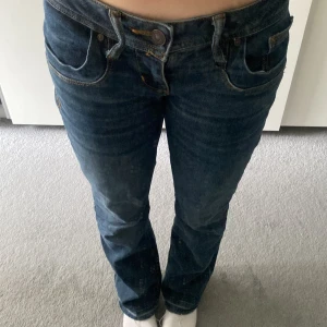 Blå bootcut jeans från LTB - Säljer ett par blå bootcut jeans från LTB. Det är storlek 32, säljer för att dom är för korta för mig❤️