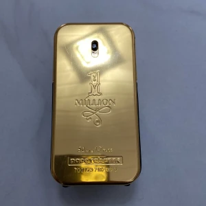 1 Million Eau de Toilette från Paco Rabanne - Säljer en ikonisk herrparfym, 1 Million från Paco Rabanne. Flaskan har en lyxig guldfärgad framsida och svart baksida, formad som en guldtacka. Doften är kryddig och söt med inslag av läder och kanel. Skador har förekommit på varan. Den funkar som den ska. Ca 1/4 kvar av 50ml. Kan förekomma smuts på insidan.