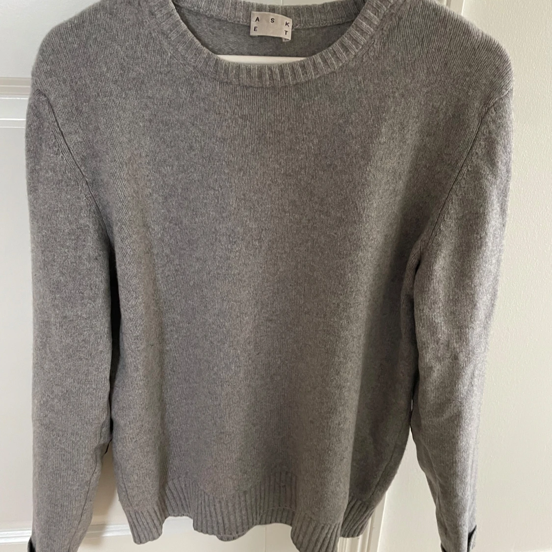 Grå stickad tröja från Asket - 2