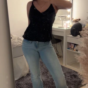 Svart paljettopp  - Festlig topp från STOCKH LM STUDIO! Storlek M, aldrig använd men utan prislapp tyvärr! 💞