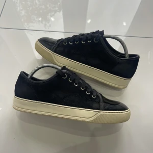 Lanvin skor - Tja! Säljer nu dessa riktigt feta lanvin skorna! Skorna är i storlek uk5-39/40! Dustbag medföljer vid köp! Skick-7,5/10 skriv vid bilder eller frågor! 