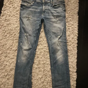 Jack & Jones jeans  - Säljer mina Jack & Jones jeans men slitningar. Jeansen är knappt använda skicket är 8/10. Priset är inte fast, kontakta för mer info!
