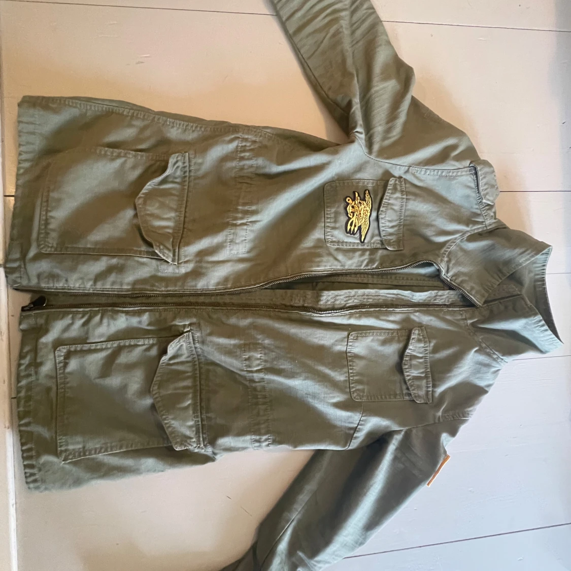 Olivgrön militärinspirerad jacka med patchar - 1